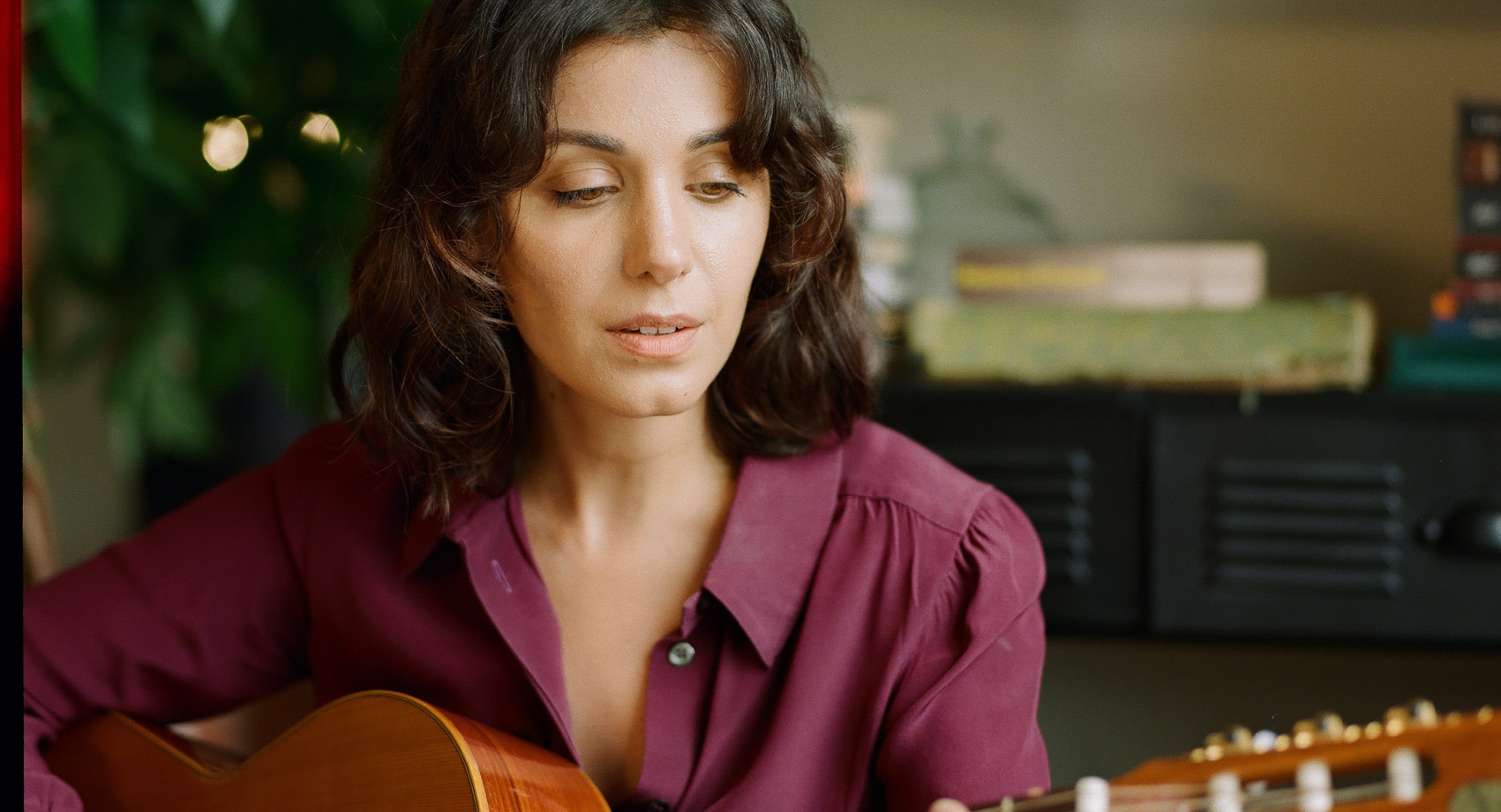 Katie Melua with guitar