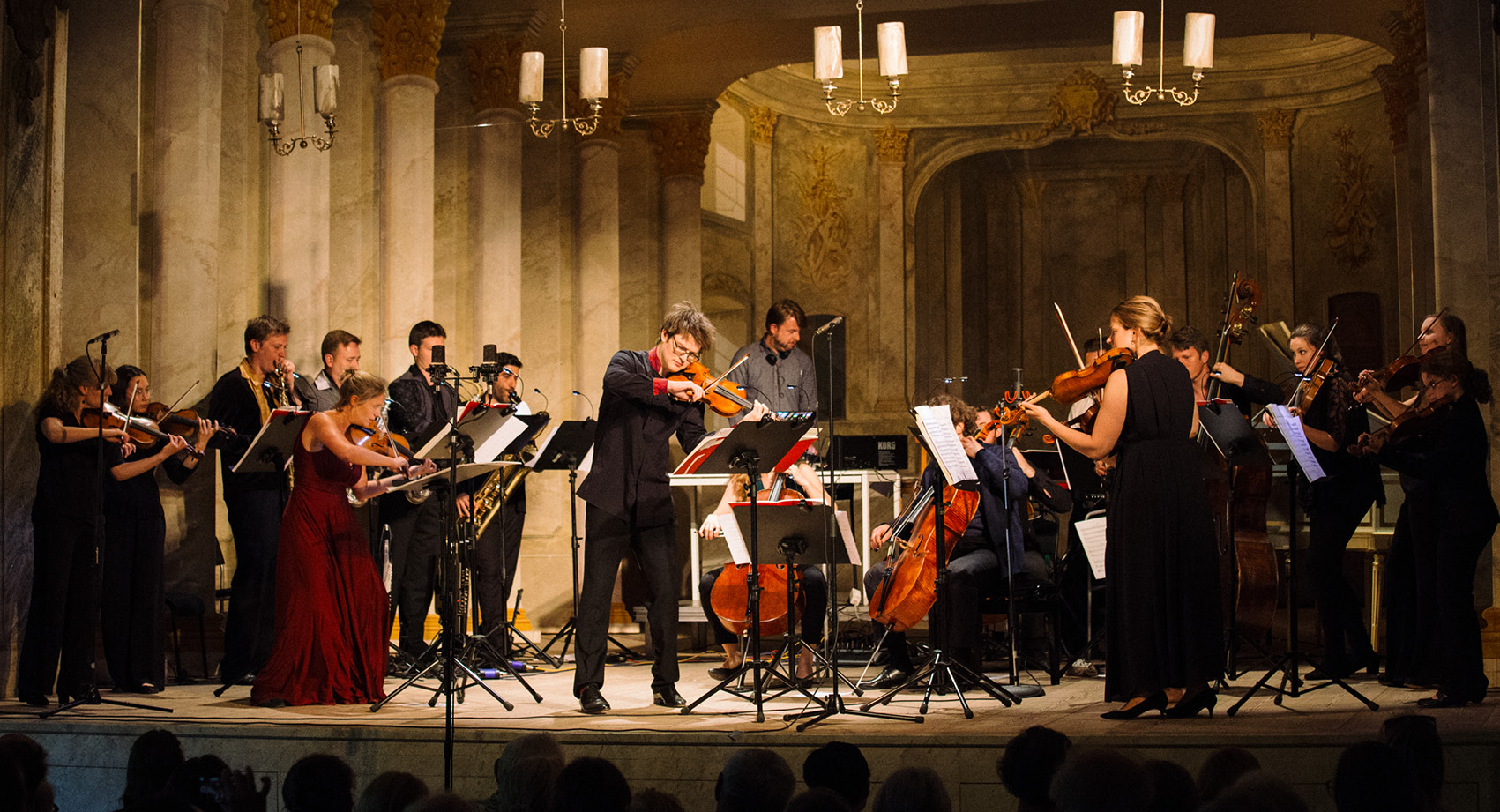 O Modernt orchestra playing